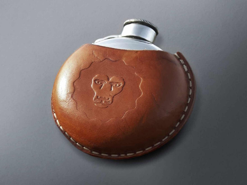 lion-icon-stamp-embossed-leather-hip-flask-packshot